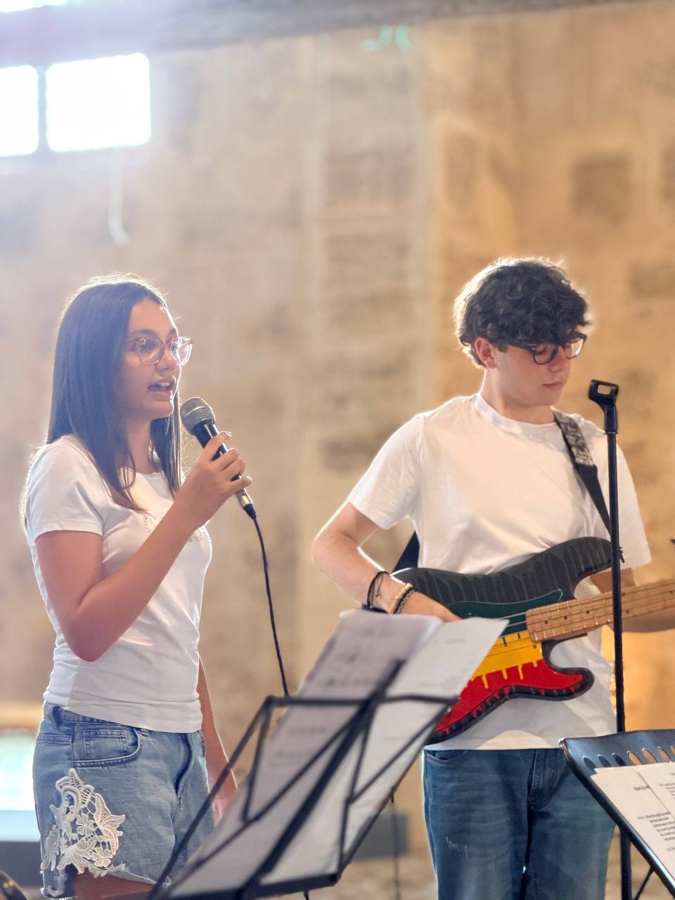 Allieve e allievi durante il laboratorio musicale: voce e basso elettrico