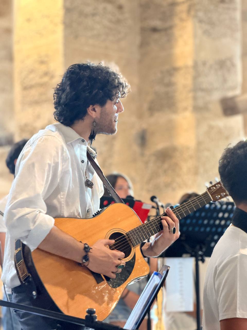 Allievo con chitarra acustica durante il laboratorio musicale