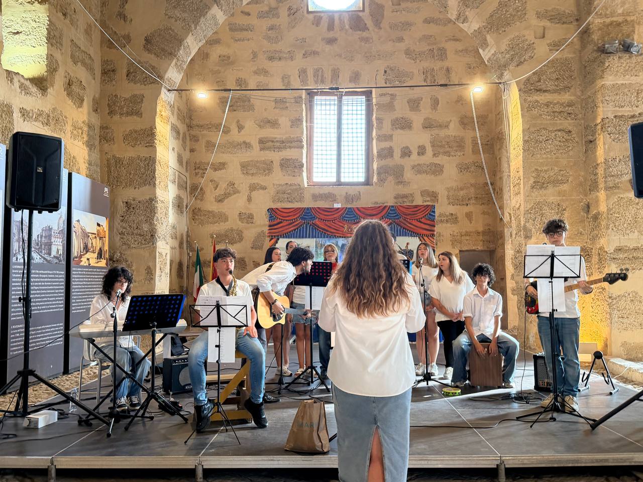 L'ensemble musicale del Teatro Homecoming Lab durante un concerto