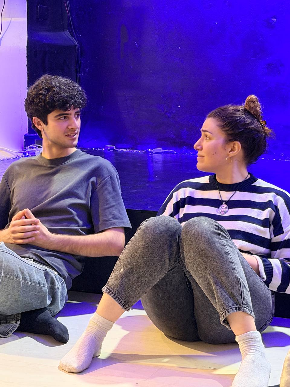 Annandrea Vitrano in sala prove con un allievo del Teatro Homecoming Lab